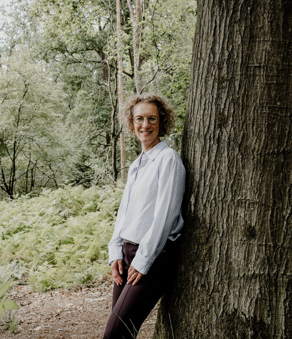 Linda van der Kallen tegen boom